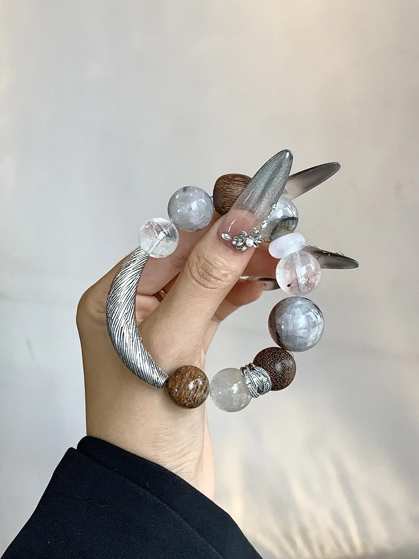 i1754750781668_8284_0_0.webp White crystal gel flower sparkling diamond thousand layer ghost white agate running ring agarwood 12-17mm - Image 1